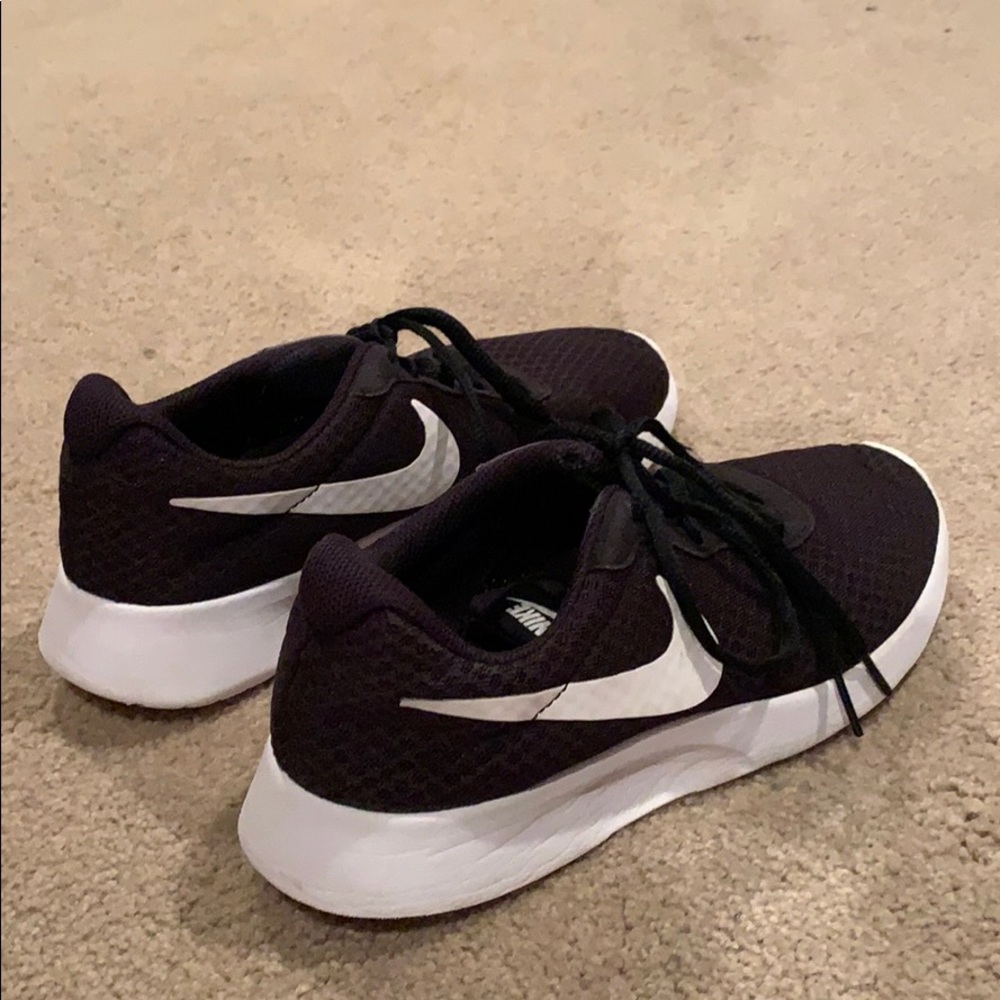 Black Nike Tanjun size 8